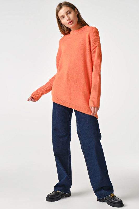 Knitted over-size sweater with asymmetric bottom in orange