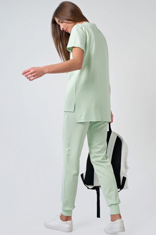 Lightweight knitted suit with T-shirt and pants green