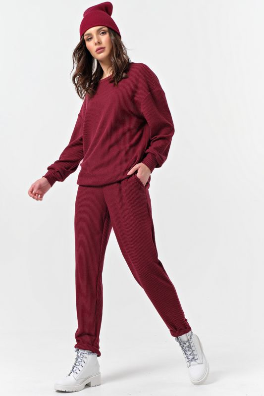 Oversize knitted suit with burgundy pants