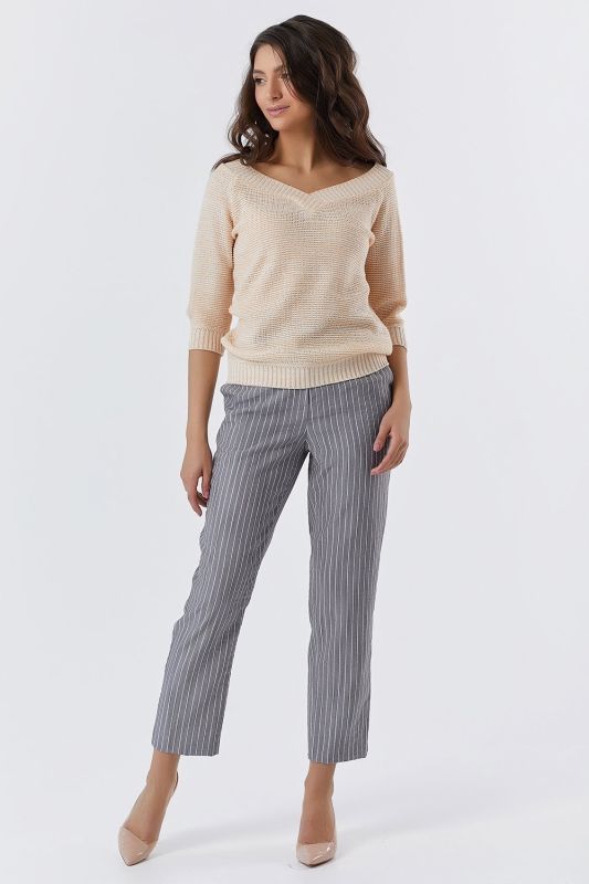 Short knitted pullover with v-neck beige