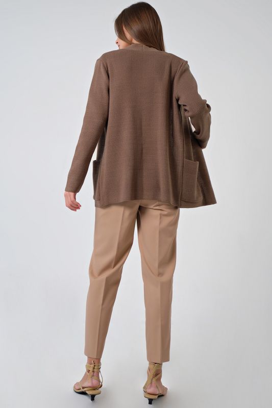 Short knitted cardigan with pockets made of cotton beige