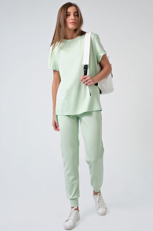 Lightweight knitted suit with T-shirt and pants green