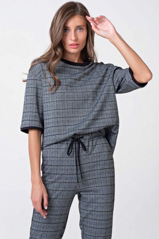 Casual knitted suit with black and white herringbone T-shirt and pants