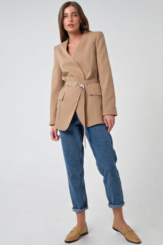 Long fitted jacket with belt beige