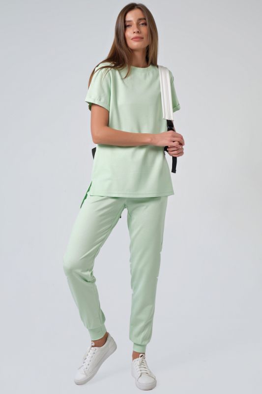 Lightweight knitted suit with T-shirt and pants green