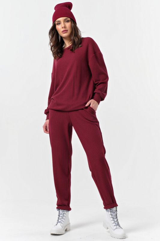 Oversize knitted suit with burgundy pants