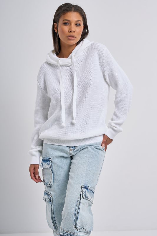 Knitted sweater with hooded voluminous white