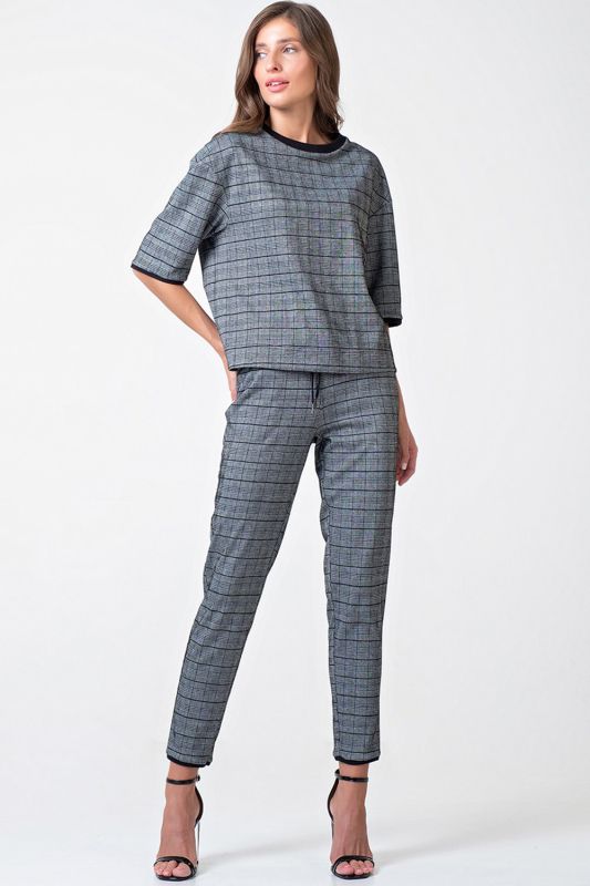 Casual knitted suit with black and white herringbone T-shirt and pants