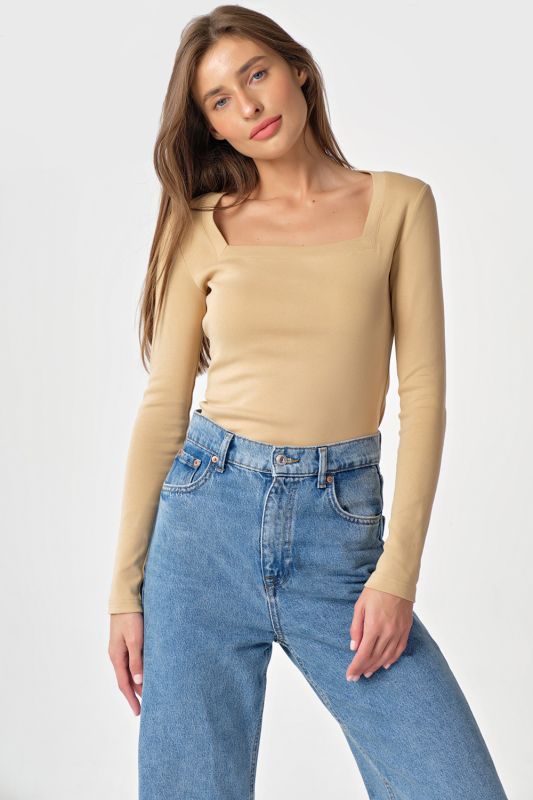 Longsleeve knit with square neckline in sand cotton