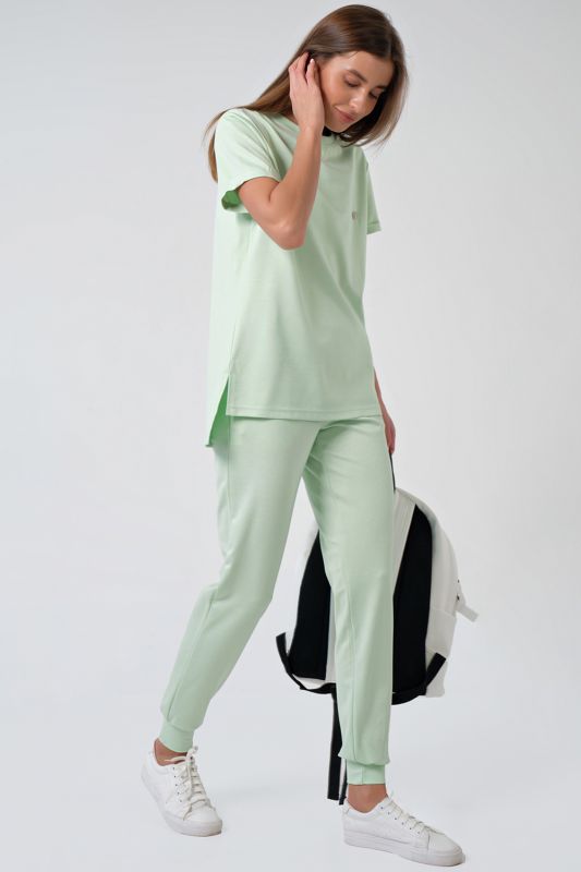 Lightweight knitted suit with T-shirt and pants green