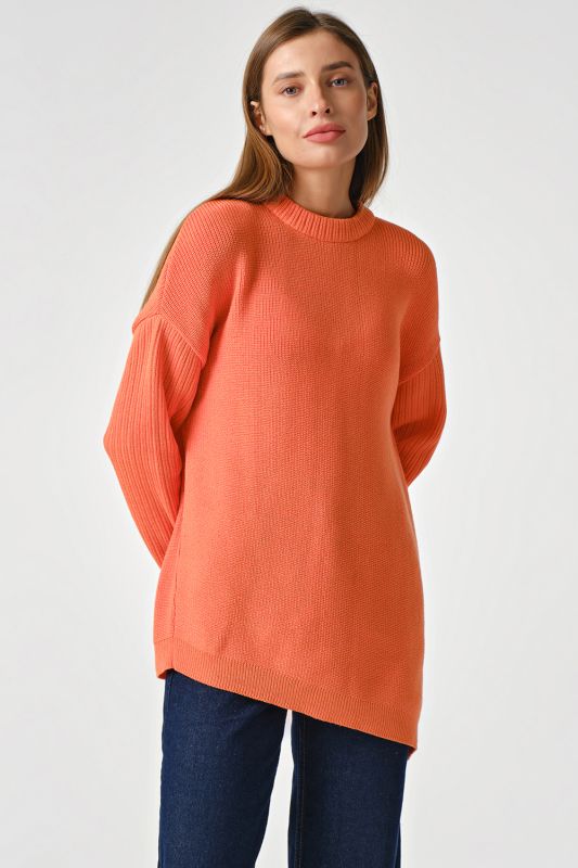 Knitted over-size sweater with asymmetric bottom in orange