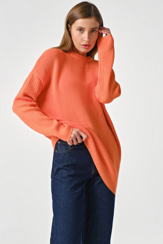 Knitted over-size sweater with asymmetric bottom in orange