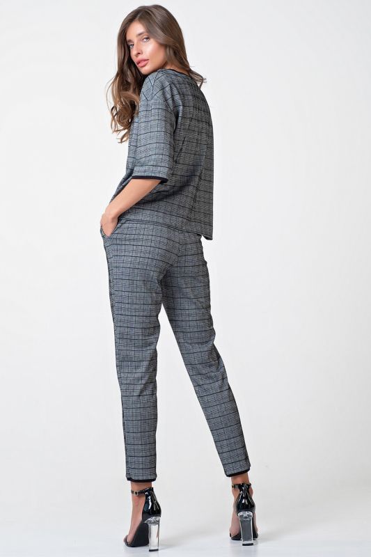 Casual knitted suit with black and white herringbone T-shirt and pants