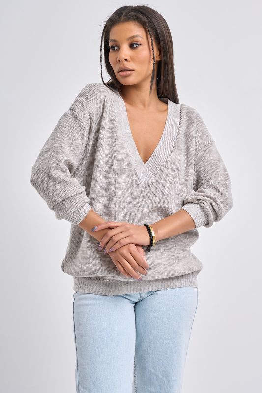 Free silhouette knitted sweater in gray-beige