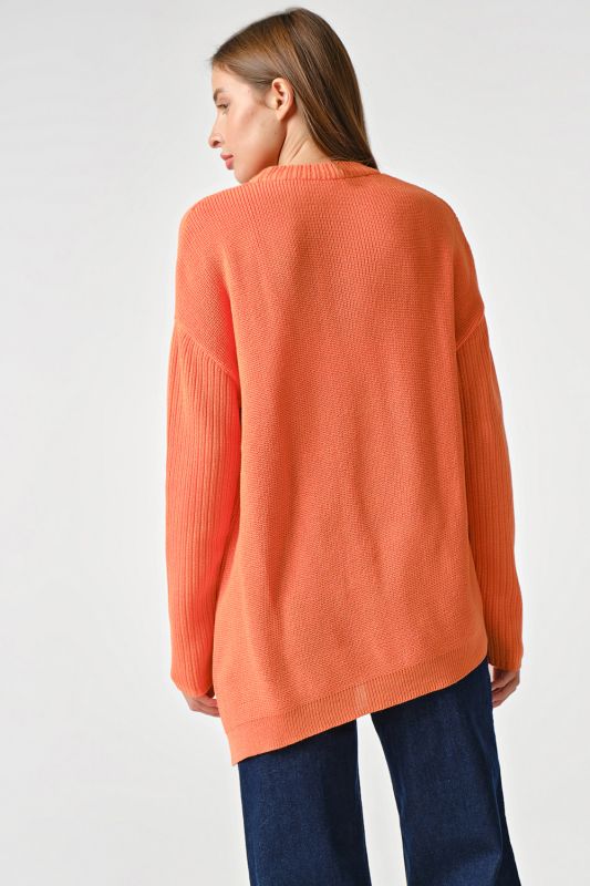 Knitted over-size sweater with asymmetric bottom in orange