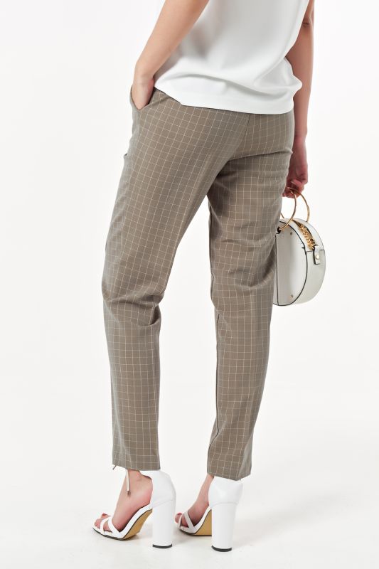 Tapered summer pants with checkered bottom on green