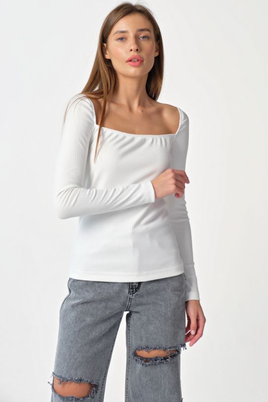 Longsleeve knit with square neckline white