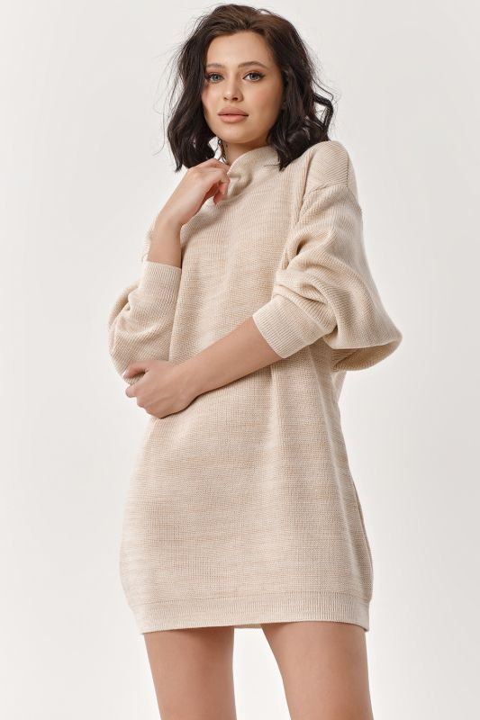 Knitted dress of loose silhouette with double collar cream