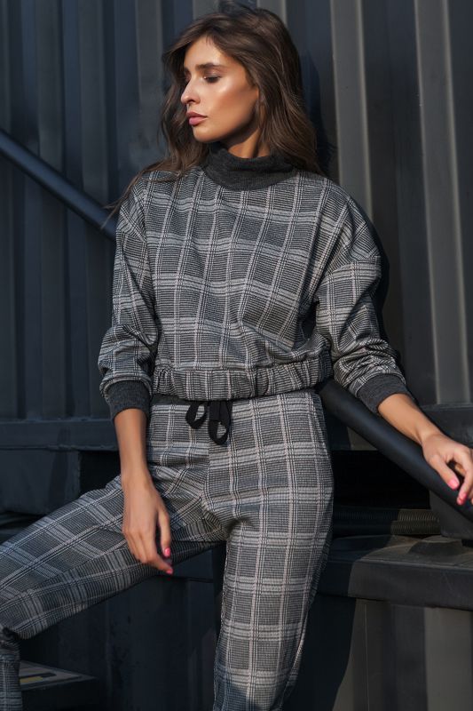 Casual warm jersey warm suit with plaid on black