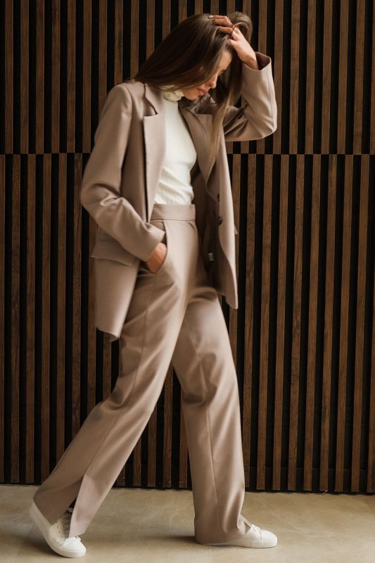 Classic trouser suit beige