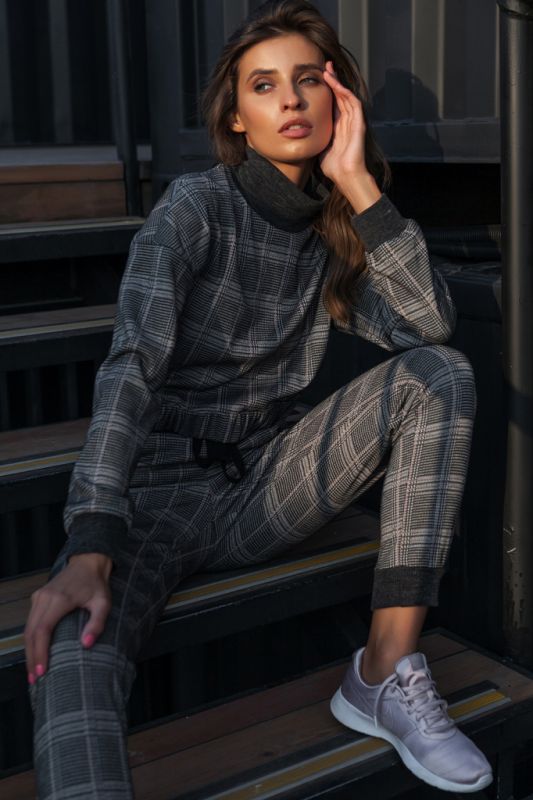 Casual warm jersey warm suit with plaid on black