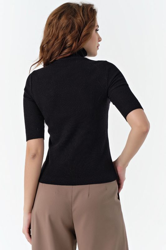 Knitted tight neck sweater black