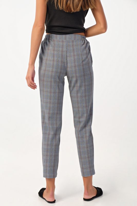 Cropped pants with elastic band in plaid on gray