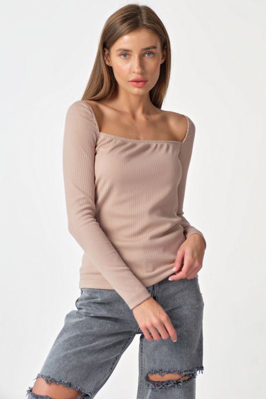 Longsleeve knitted longsleeve with square neckline beige