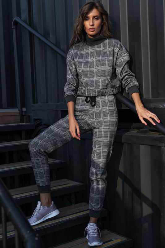 Casual warm jersey warm suit with plaid on black