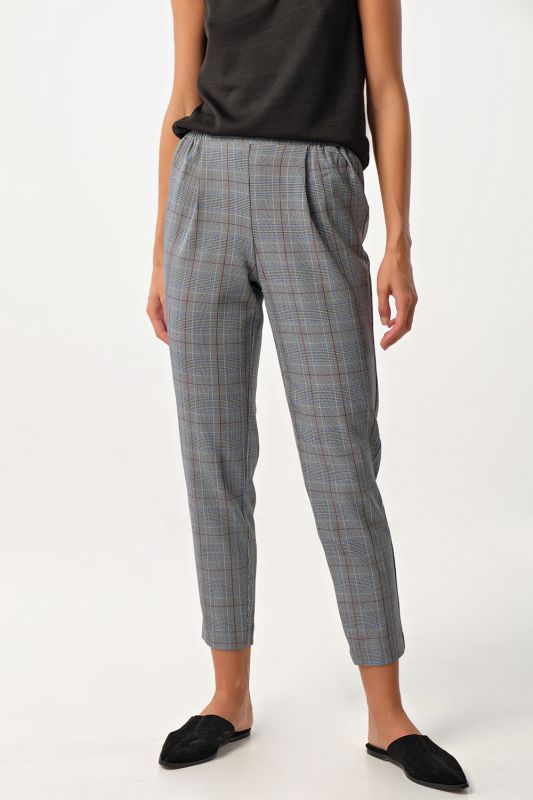 Cropped pants with elastic band in plaid on gray