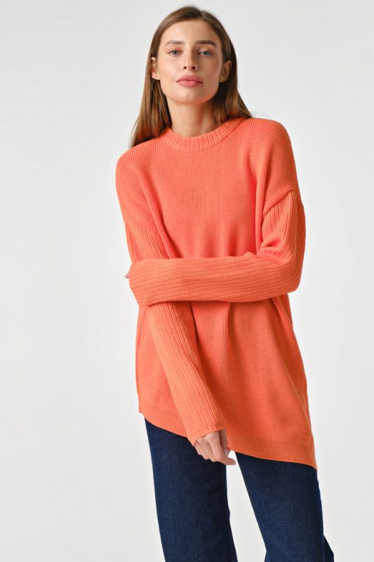 Knitted over-size sweater with asymmetric bottom in orange