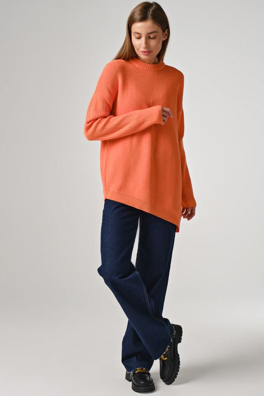 Knitted over-size sweater with asymmetric bottom in orange