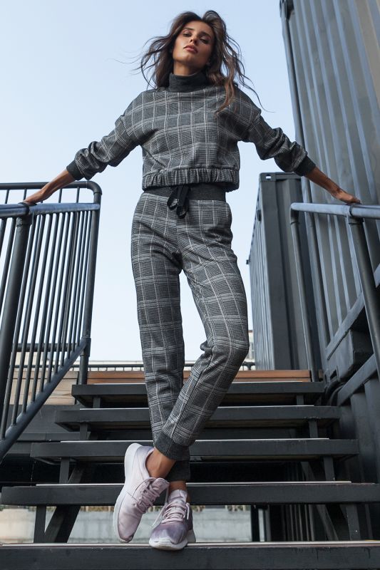 Casual warm jersey warm suit with plaid on black