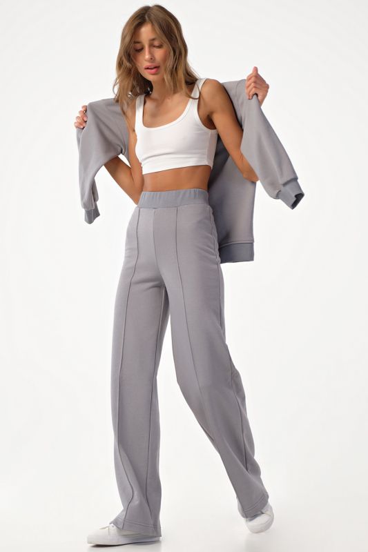 Sporty knitted sweatsuit with wide fouter pants gray